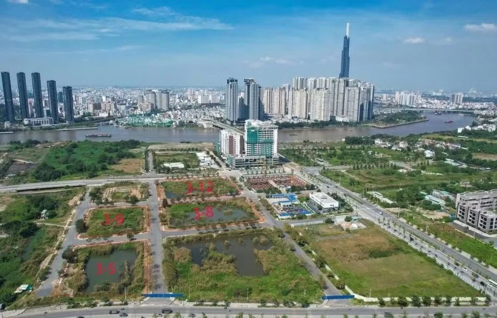 Khu đất Thủ Thiêm nhìn từ trên cao với các lô 3-5, 3-8, 3-9, 3-12 được đánh dấu, phía sau là sông Sài Gòn và các tòa nhà cao tầng trung tâm TPHCM